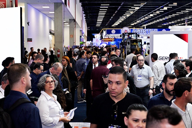 Visitantes observando equipamentos em exposição